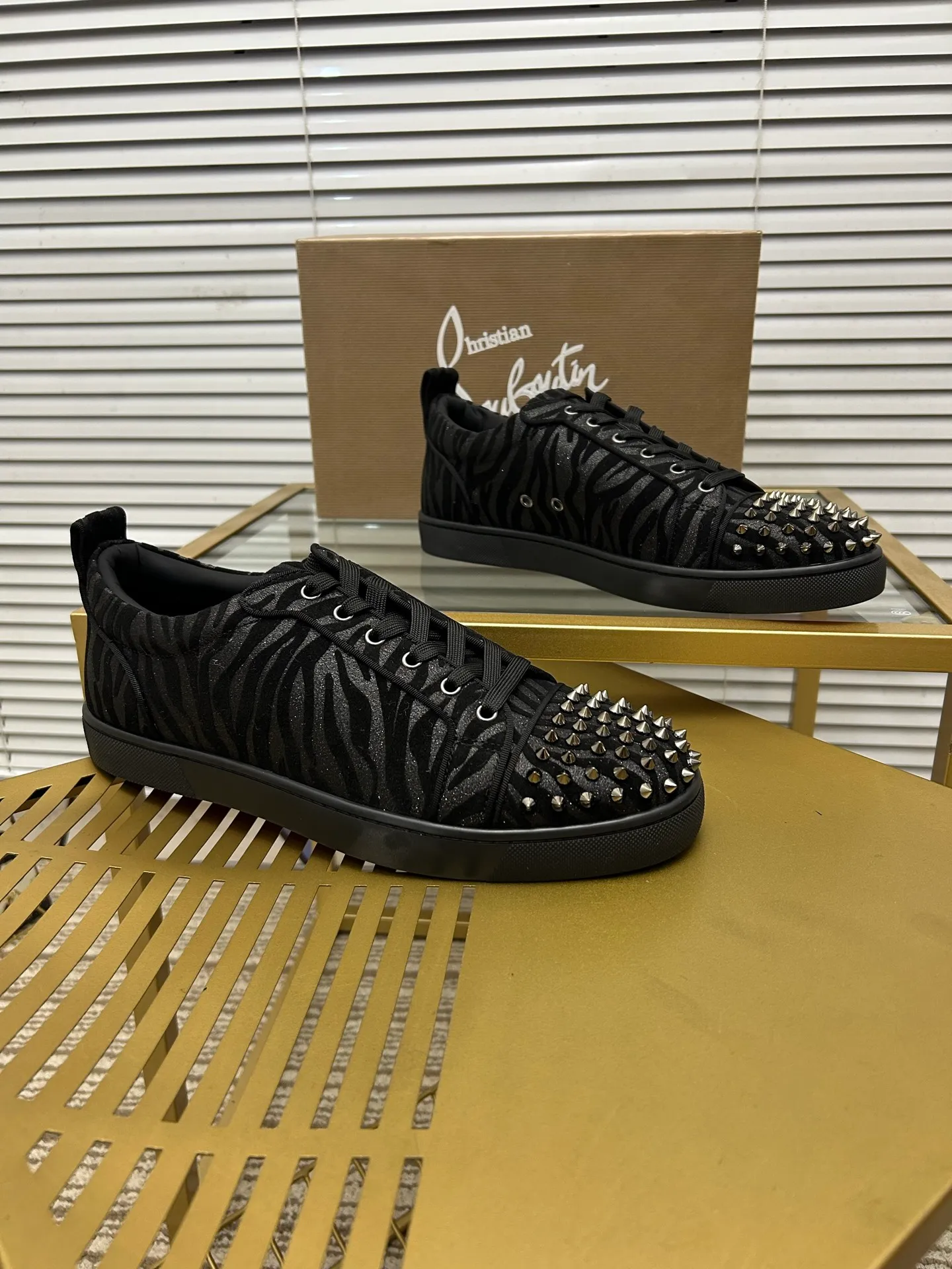 (Customized model) Ex-factory price is 520. christian louboutin (CL red sole shoes) counter series, casual sneakers for couples 📢 📢 📢 Exclusive hot style release 🎈🎈💪 Movable latex feet 👻 Finished outsole line [Proud] 😝Female 35-40# Male 38#-46, global supply😝 [Top version]: Original imported genuine leather upper, top original leather lining, original molded TPU outsole, original 1:1 detail processing, original shoe last,